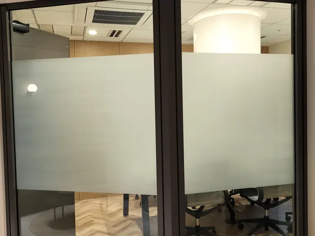 防犯性能認定品も取り扱い。お住まいに合った最適な防犯フィルムをご提案/資格保有サービスの画像