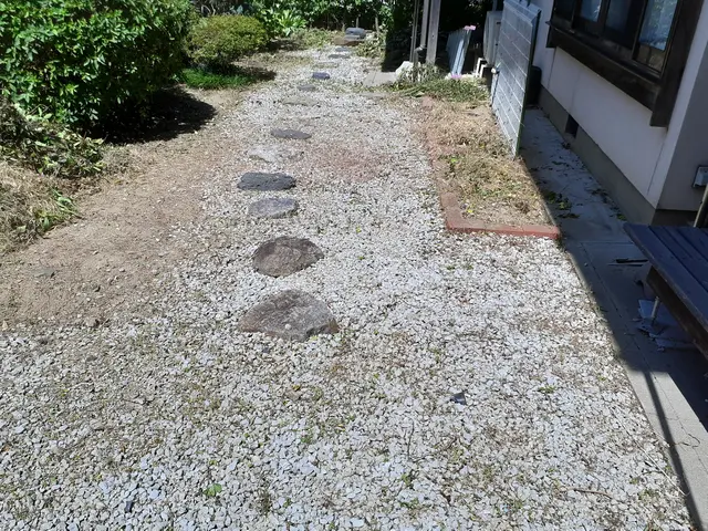 道具と手で草抜きします　草刈機は使いませんサービスの画像