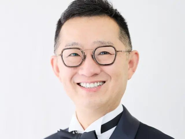 舞台役者・ラジオ・ウェディング司会の経験。業界17年の私が大切な一日を彩ります