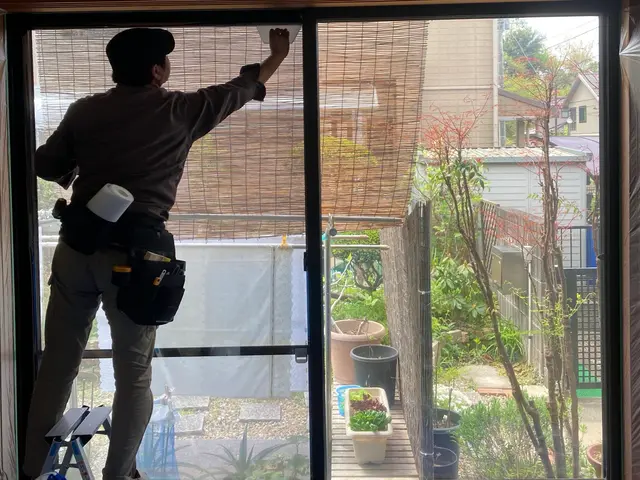 【飛散防止/UVカット/目隠し/侵入遅延】　1枚貼るだけで4つの効果！！サービスの画像