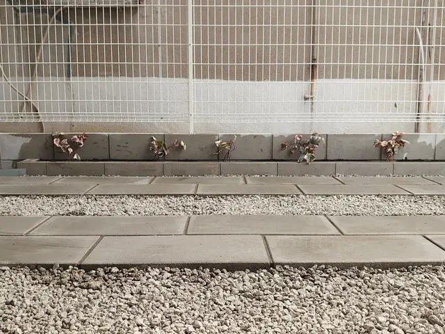 『土が見えないようにひく砂利ひき』サービスの画像