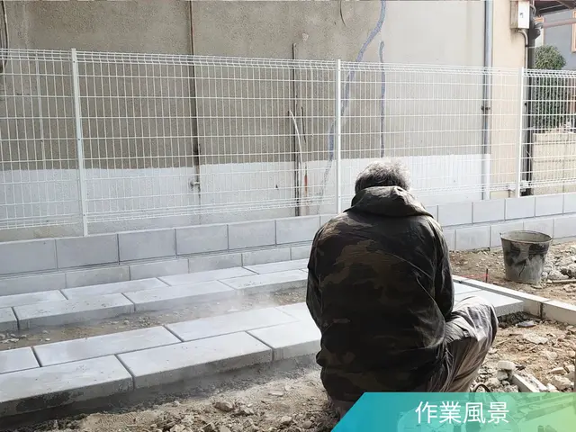 『土が見えないようにひく砂利ひき』サービスの画像