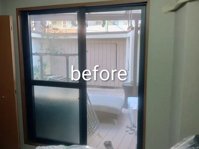 ★ドア穴や凹みを平らにしダイノックシートで一面張替えます！サービスの画像