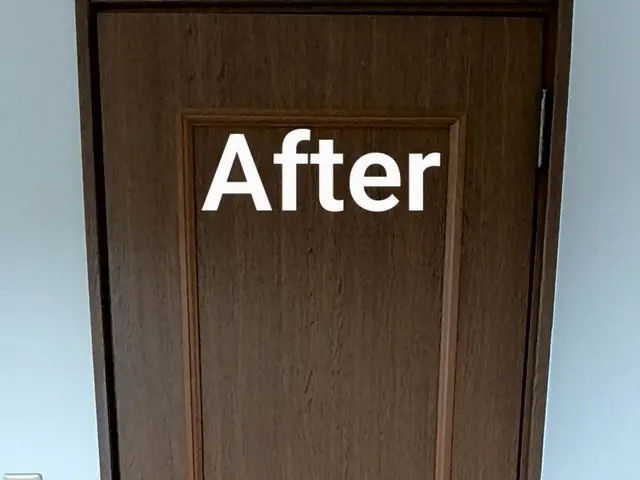 ★ドア穴や凹みを平らにしダイノックシートで一面張替えます！サービスの画像