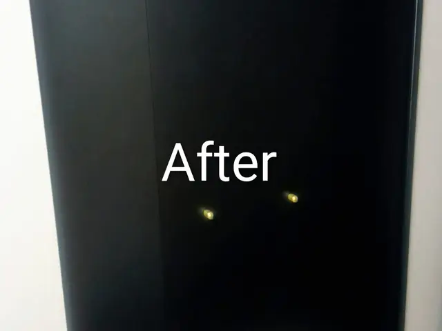 ★ドア穴や凹みを平らにしダイノックシートで一面張替えます！サービスの画像