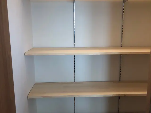 可動棚（自在棚）の設置その他取り付けはお任せください。女性スタッフ同行可能サービスの画像