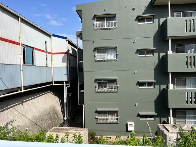 早めに台風対策を。家から飛び出した木、家の間の木､空き家等の伐採お任せください。サービスの画像