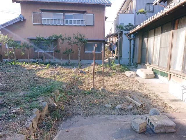 早めに台風対策を。家から飛び出した木、家の間の木､空き家等の伐採お任せください。サービスの画像