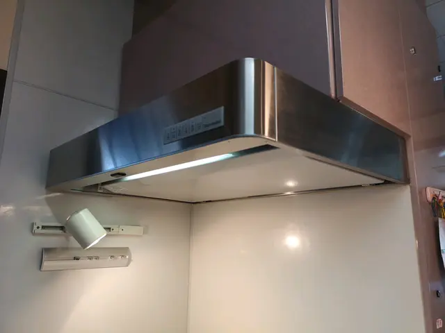 丁寧な作業と分解レベルが人気の理由！仕上げコートのサービス中。サービスの画像