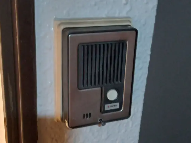 現在ついてるインターフォンドアホンの故障や交換でカメラ付きにも交換可能サービスの画像