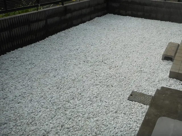 安価な白砕石での施工がメインです。プラス防草シート敷がおすすめです。お見積無料。サービスの画像