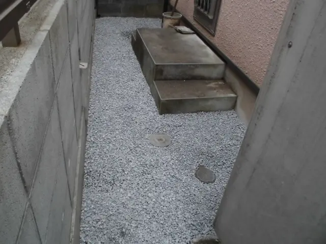 安価な白砕石での施工がメインです。プラス防草シート敷がおすすめです。お見積無料。サービスの画像