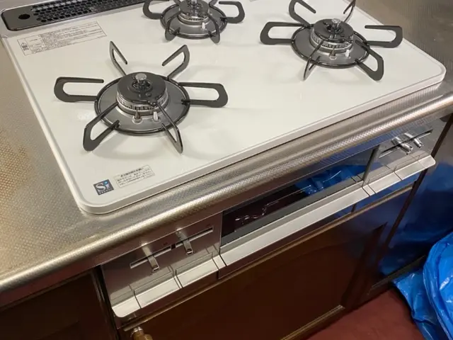 ガス機器設置スペシャリスト資格者がコンロ交換致しますので安心！レンジフードも可！サービスの画像