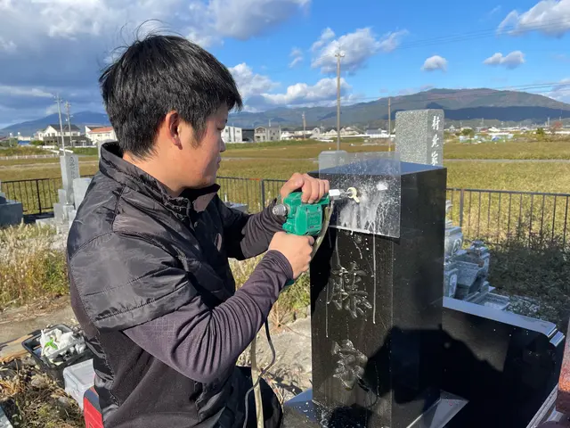 「27歳パパが真心込めて！年100件以上の実績で輝くお墓に」サービスの画像