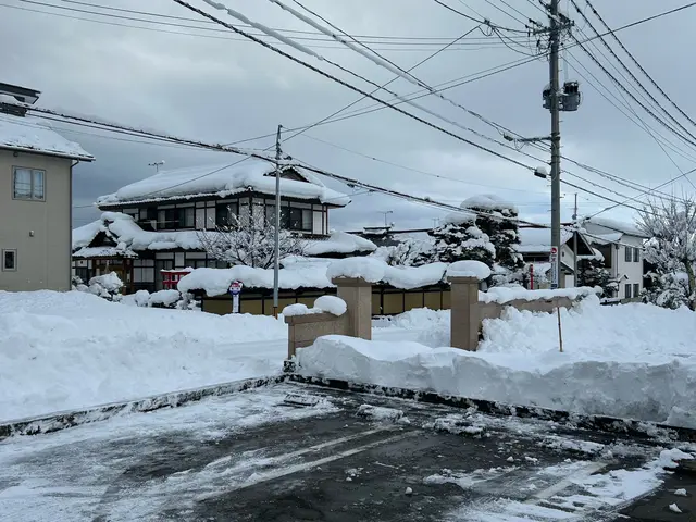 個人宅や個人契約の駐車場等の雪かき代行サービスの画像