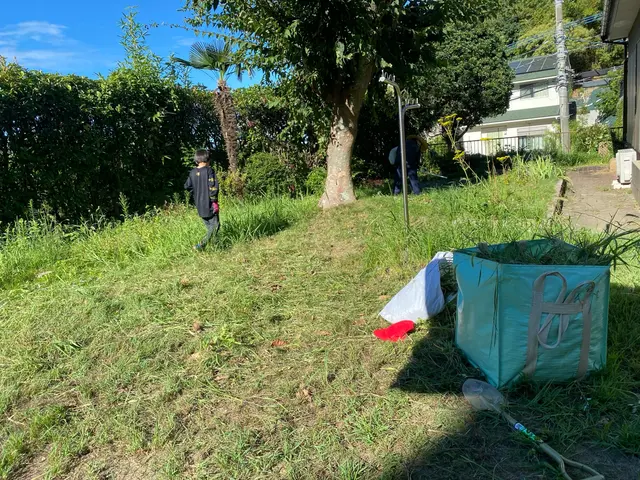 【地域密着店】お庭やお店周りの草刈りはお任せ下さい。丁寧に作業いたします。サービスの画像