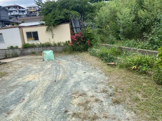 【地域密着店】お庭やお店周りの草刈りはお任せ下さい。丁寧に作業いたします。サービスの画像