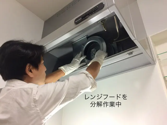 つけ置き洗浄で汚れスッキリ！レンジフードまわりの壁洗浄無料！店長がご訪問(^^♪サービスの画像