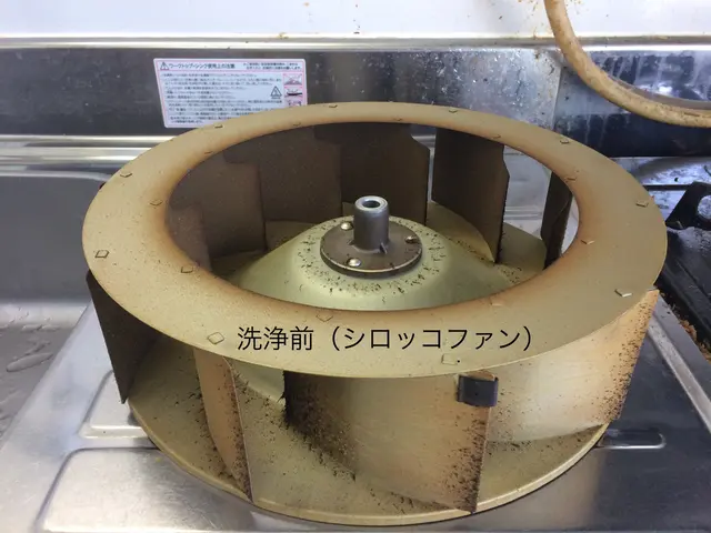 つけ置き洗浄で汚れスッキリ！レンジフードまわりの壁洗浄無料！店長がご訪問(^^♪サービスの画像