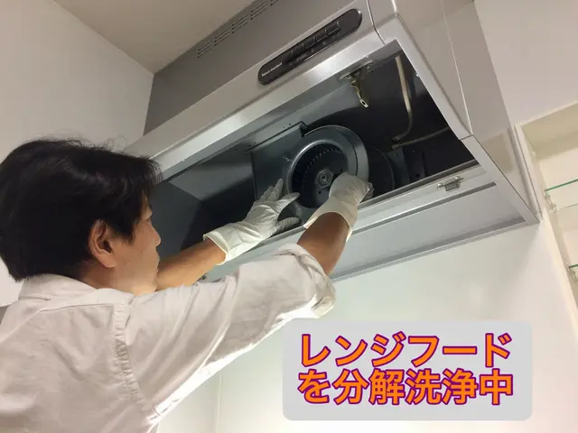 つけ置き洗浄で汚れスッキリ！レンジフードまわりの壁洗浄無料！店長がご訪問(^^♪サービスの画像