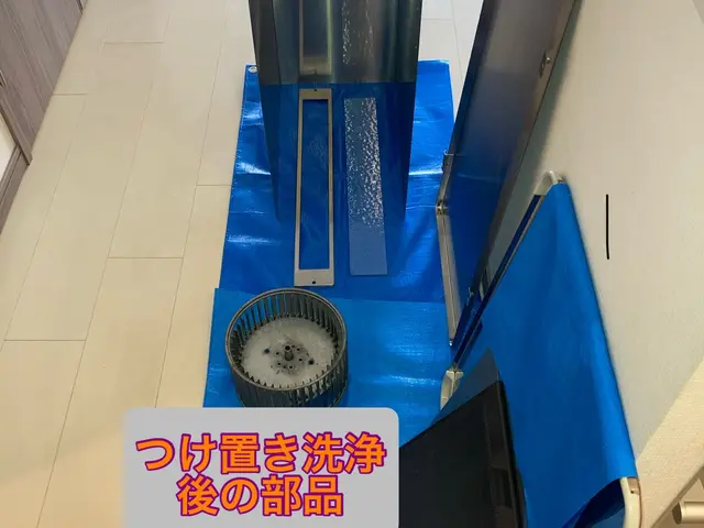 つけ置き洗浄で汚れスッキリ！レンジフードまわりの壁洗浄無料！店長がご訪問(^^♪サービスの画像