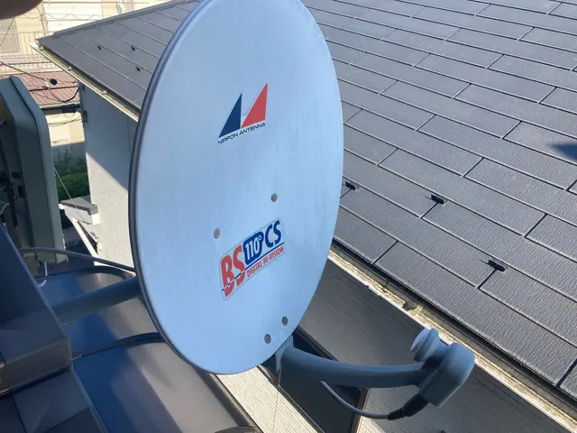 ★屋根上作業や処分も含めてこの価格★ベランダのBSアンテナ撤去は¥12,000-サービスの画像