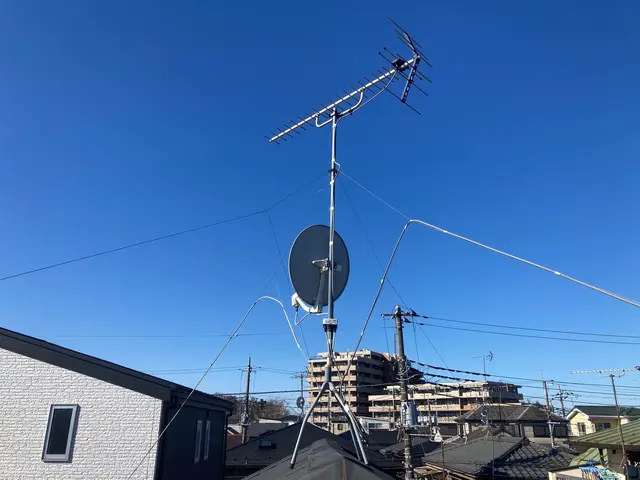 ★屋根上作業や処分も含めてこの価格★ベランダのBSアンテナ撤去は¥12,000-サービスの画像