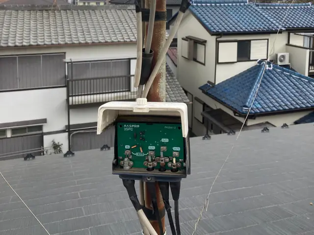 ★屋根上作業や処分も含めてこの価格★ベランダのBSアンテナ撤去は¥12,000-サービスの画像