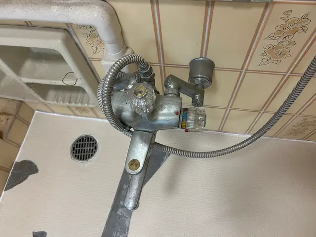 「水漏れの不安ゼロへ。迅速対応から修理まで自社一括施工」水漏れ修理サービスの画像