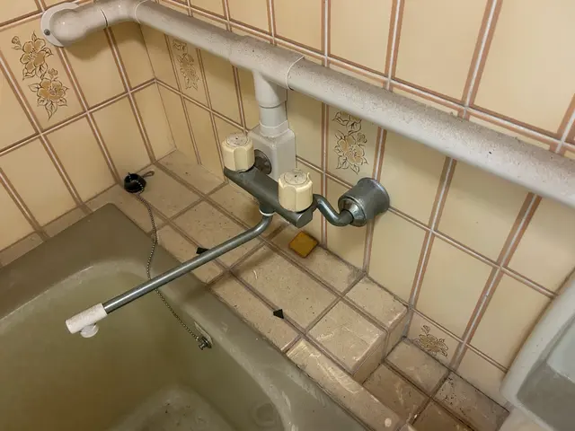 「水漏れの不安ゼロへ。迅速対応から修理まで自社一括施工」水漏れ修理サービスの画像