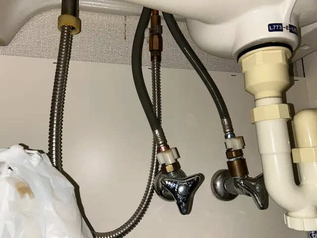 「水漏れの不安ゼロへ。迅速対応から修理まで自社一括施工」水漏れ修理サービスの画像