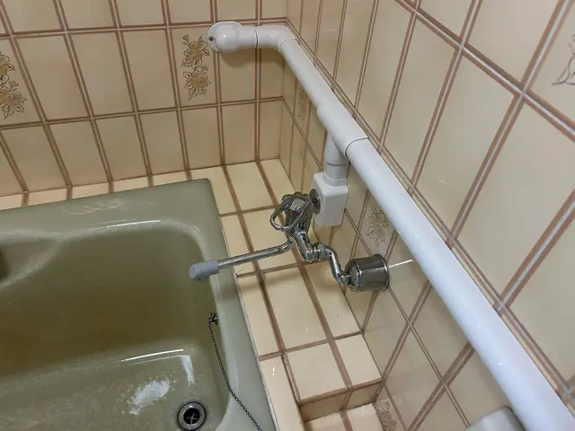 「水漏れの不安ゼロへ。迅速対応から修理まで自社一括施工」水漏れ修理サービスの画像