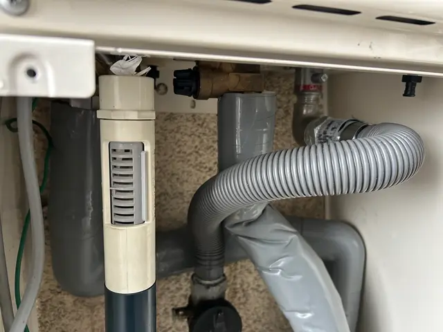 「水漏れの不安ゼロへ。迅速対応から修理まで自社一括施工」水漏れ修理サービスの画像