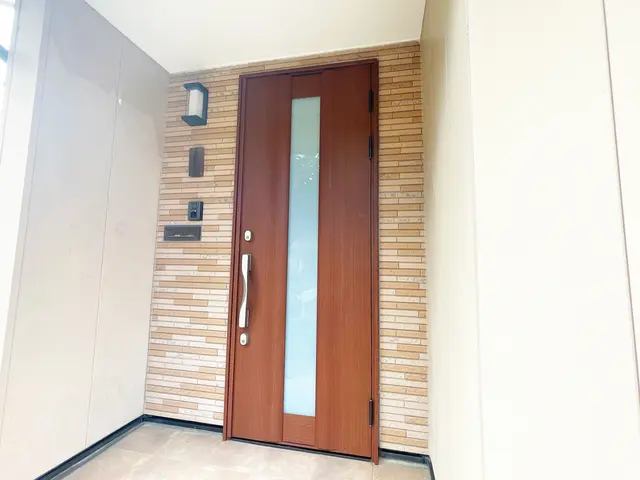 【玄関ドアをダイノックシートでお好きな色、柄にイメチェンします】サービスの画像