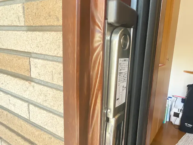 【玄関ドアをダイノックシートでお好きな色、柄にイメチェンします】サービスの画像