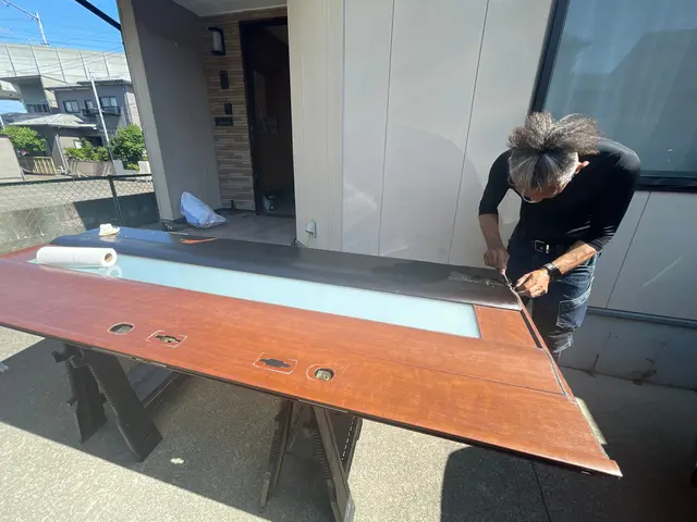 【玄関ドアをダイノックシートでお好きな色、柄にイメチェンします】サービスの画像