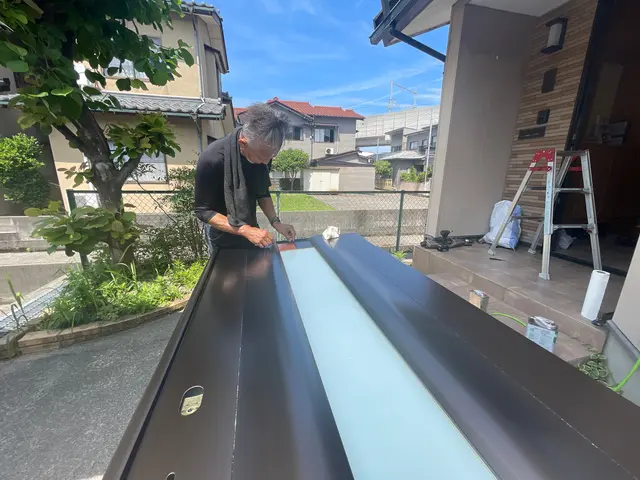 【玄関ドアをダイノックシートでお好きな色、柄にイメチェンします】サービスの画像