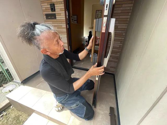【玄関ドアをダイノックシートでお好きな色、柄にイメチェンします】サービスの画像