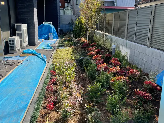 お庭に木を植えます！木の大きさや種類を打ち合わせして理想のお庭を目指しましょう！サービスの画像