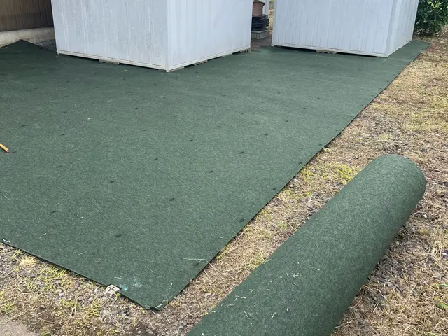 防草シート敷きサービスの画像