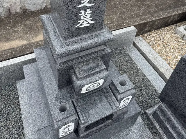 大切なお墓を綺麗なまま未来へ！石の微細孔の中まで綺麗に殺菌する特許洗浄技術です。サービスの画像
