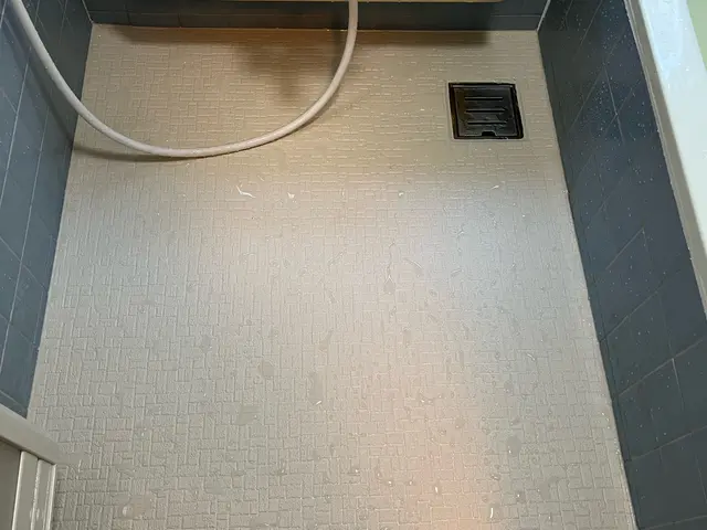 ひんやり浴室床に！汚損床に！ヒートショック対策・転倒防止に！お風呂の床シート施工サービスの画像