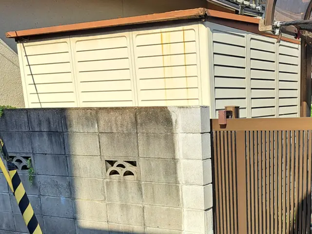 金属製物置/車庫、基礎解体、中身の不用品回収も対応可能です。物置の回収料金は無料サービスの画像