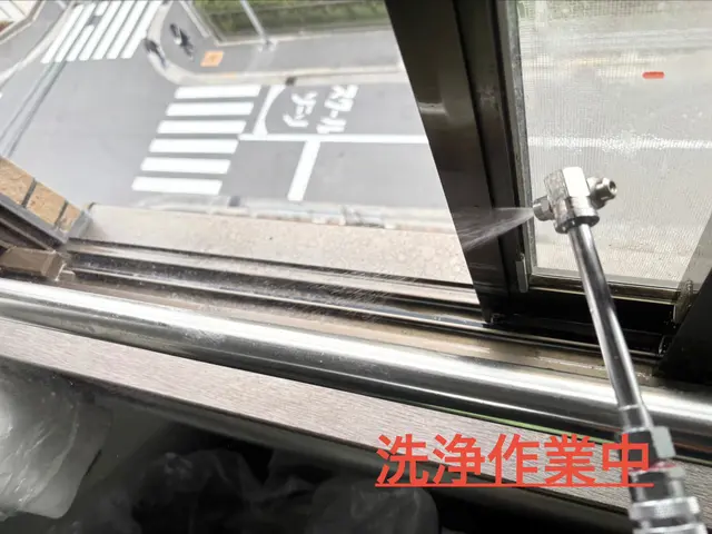 【年中無休で対応】サッシ、パッキンのカビ取りもお任せ下さい◯高所窓も相談下さいサービスの画像