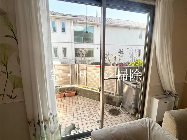 【年中無休で対応】サッシ、パッキンのカビ取りもお任せ下さい◯高所窓も相談下さいサービスの画像