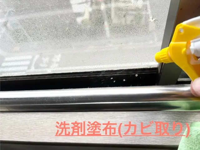 【年中無休で対応】サッシ、パッキンのカビ取りもお任せ下さい◯高所窓も相談下さいサービスの画像