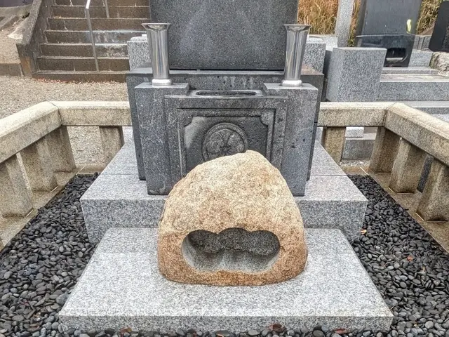 現地施工専門の字彫り職人｜石材店様からのご依頼実績多数｜本格墓石クリーニングサービスの画像