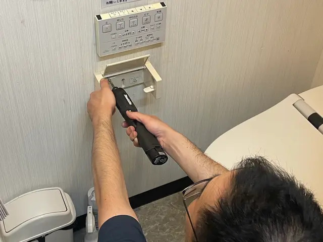 安心！丁寧！トイレットペーパーホルダー取り付け！24h対応サービスの画像