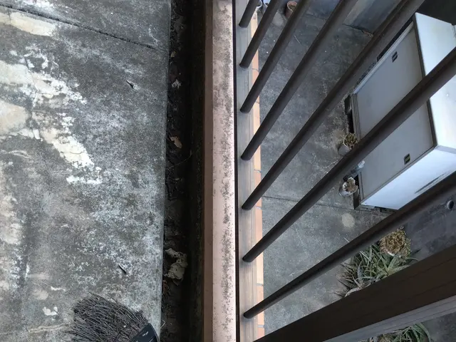 高圧洗浄使用して汚れたバルコニーをキレイに！サービスの画像