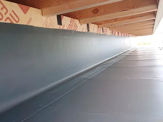 《長野県〜対応地域外も出張可能》屋上・ベランダ防水工事サービスの画像